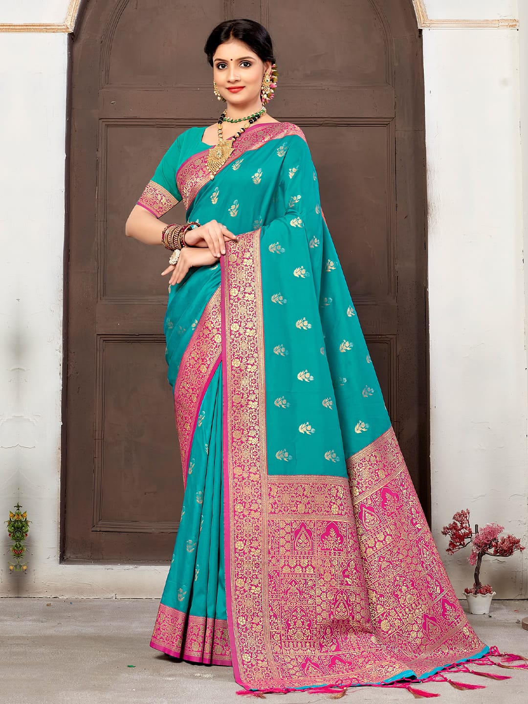Exclusive Rama green & Pink Banarasi Silk Rich Pallu Saree With Fancy Tessels.